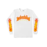 Remera blanca de manga larga con estampado de letras en llamas en el frente y en las mangas.