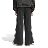 Pantalón Adidas de mujer, modelo Loose French Terry Wide Leg, color negro con tres rayas blancas a los costados.