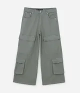 Pantalón de hombre de corte super baggy confeccionado en sarga de poliéster y algodón color negro, con bolsillos cargo laterales, cintura con trabillas y cierre de cremallera.