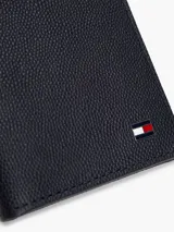 Billetera Tommy Hilfiger Flag Bifold de cuero negro, con diseño bifold, múltiples ranuras para tarjetas y logo metálico de Tommy Hilfiger en la esquina inferior derecha.