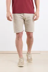 Bermuda color beige, corte 5 bolsillos, 100% algodón con lavado. Botones y remaches de metal plata viejo. Bolsillos delanteros y tipo parche atrás. Corte regular.