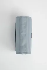 Neceser de viaje azul piedra con gancho para colgar, cierre de cremallera y múltiples bolsillos internos.