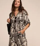 Vestido corto con estampa de follaje en blanco y negro, con escote en V, solapa y mangas 3/4.