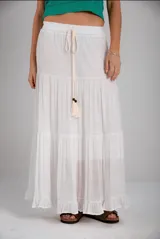 Pollera larga blanca de algodón con cintura elastizada y cordón con borlas.