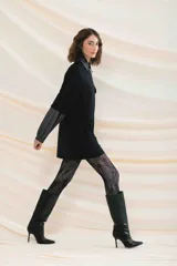 Remerón negro oversize con cuello camisero gris, mangas largas grises con puños elásticos, bolsillo con tapa en el pecho y logo bordado.