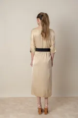 Vestido italiano tipo túnica de satén negro liso, de calce holgado.