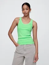 Musculosa de rib acanalado color verde neón, con escote redondo y tirantes anchos.