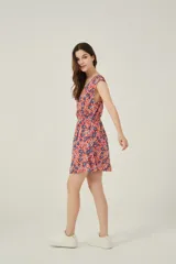 Vestido corto con estampado floral multicolor, escote redondo y cintura elastizada.