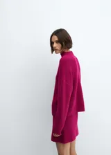 Minifalda de punto grueso color fucsia, con cintura elástica y corte recto.