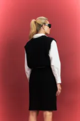 Vestido tejido color beige con escote en V y diseño acanalado.