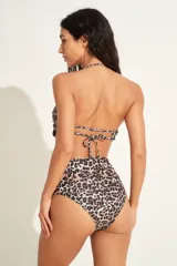 Top bandeau negro con tirantes finos ajustables y corte triangular en el centro.