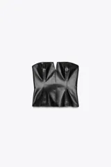 Top negro strapless de cuero sintético con escote recto y cierre lateral con cremallera oculta.