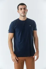 Remera de hombre azul marino, de manga corta, con cuello redondo y logo estampado en el pecho.