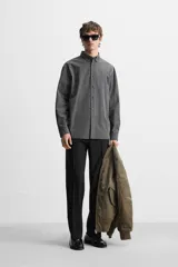 Camisa relaxed fit confeccionada en tejido de algodón con origen italiano. Cuello solapa y manga larga acaba en puño con botón. Bajo con aberturas laterales. Cierre frontal de botonadura. Colección especial Origins.