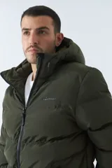Campera puffer azul marino para hombre, con capucha ajustable, cuello alto, bolsillos con cierre y logo en goma.