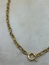 Collar dorado de cadena con eslabones ovalados alargados y cierre marinero.