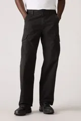 Pantalón largo de gabardina color negro, corte holgado, con bolsillos laterales tipo cargo y bolsillos traseros con solapa.