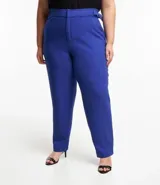 Pantalón de vestir azul eléctrico, de corte recto, con bolsillos laterales y traseros. Se ajusta a la cintura con hebillas laterales.