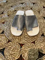 Sandalias de cuero color gris con base color madera clara.