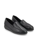 Zapato mocasín de cuero sintético color negro con textura símil cocodrilo.