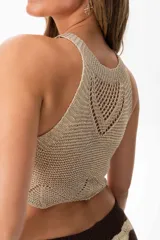 Top tejido de hilo color dorado, con espalda racerback y diseño calado en la parte superior.