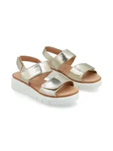 Sandalia de cuero metalizado color bronce, con tiras de ajuste con velcro y suela de PU color negro.