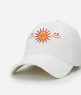 Gorra blanca de sarga de algodón con visera curva y cierre trasero ajustable con hebilla. Presenta bordado frontal con un sol y el texto "Alma Solar".