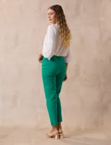 Pantalón verde esmeralda de gabardina elastizada, marca Zac & Rachel. Corte recto, pretina ancha pespunteada, bolsillos simulados y largo al tobillo.