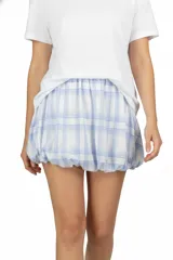 Minifalda blanca con estampado de cuadros celestes, corte evasé y cintura elastizada.