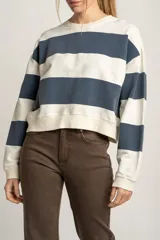 Sweater de algodón a rayas horizontales anchas en color azul marino y blanco.