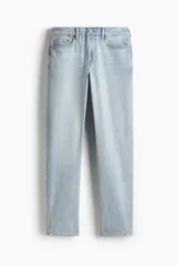 Pantalón de jean celeste de corte recto, con cintura estándar y cinco bolsillos.