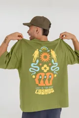 Remera violeta de corte holgado con estampa frontal con la frase "Lost in the vast cosmos".