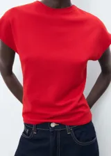 Top rojo de tejido de punto fino con cuello redondo y sin mangas.