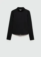 Chaqueta negra de diseño entallado con cierre frontal, cuello perkins y manga larga.