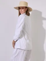 Blazer blanco de lino con cuello con solapa, bolsillos sastre y mangas fruncidas.