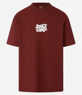 Remera color ladrillo de corte relaxed, confeccionada en tejido de punto de algodón. Tiene cuello redondo, mangas cortas y estampa frontal con la frase "Soul's Chase" en color crema.