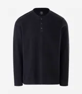 Camisa de pijama masculina de plush color negro, con cuello redondo, abotonada y de manga larga.