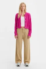 Pantalón color beige de corte ancho con tiro medio.