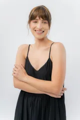 Vestido largo negro de gasa de algodón con breteles finos y escote en V.