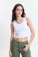 Musculosa color amarillo pastel, acanalada, de fit ajustado y textura suave.