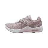 Championes deportivos Nike Air Max Bella TR 4, color rosa con suela blanca y logo plateado.