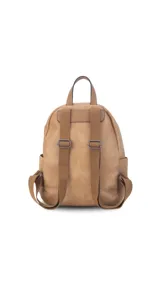 Mochila color rosa de símil cuero con bolsillos frontales con cierre. Tiene asa de mano rígida y correas regulables.