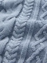 Sweater rosado de algodón con cuello redondo y diseño de ochos en el frente y las mangas.