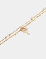 Collar doble dorado, con cadena de eslabones y cadena con perlas. Dije de corazón de piedra natural con aplique de estrella y perla colgante.