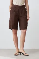 Bermuda cargo color chocolate de lino con cinturón marrón.
