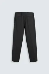 Pantalón de vestir gris oscuro, corte slim fit, con bolsillos laterales y traseros de ojal. Cierre frontal con cremallera y botón.