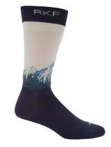 Calcetines de caña media color azul marino con diseño de montañas nevadas y árboles en tonos grises, azules y verdes.