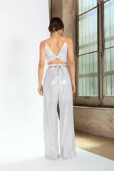 Pantalón plateado de lamé elastizado, corte palazzo y tiro alto.