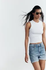 Bermuda de jean celeste, corte mom fit, tiro alto, con cinco bolsillos y ruedo doblado.