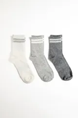 Pack de tres pares de medias de caña media, estilo deportivo, con dos franjas blancas en el borde superior. Incluye un par blanco, un par gris claro y un par gris oscuro.